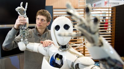 Robotarna kommer att ersätta mycket av det jobb som människor gör i dag. 
