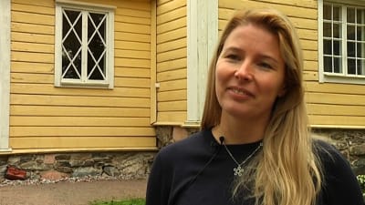 kvinna mot gul byggnad
