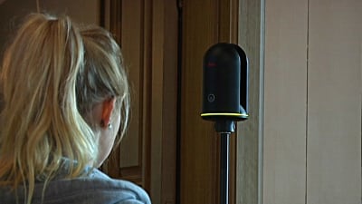 flicka vid tekniskt mätinstrument