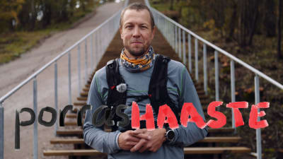 Mikko Peltona Paloheinän portaiden edessä.