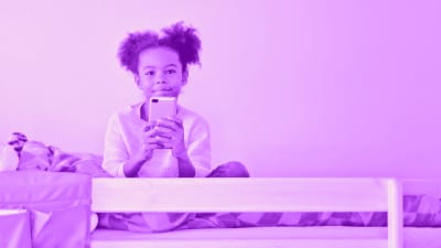 Tekstit: Lapsi ja älypuhelin, Digitreenit, yle.fi/oppiminen. Kuvassa lapsi kännykkä kädessä.