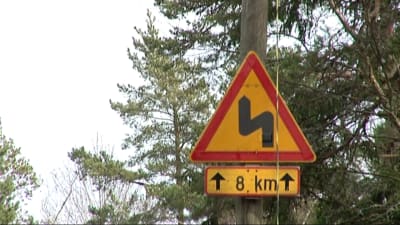 Trafikmärket ner till Porkala udd visar 8 kilometer ordentligt kurvig väg.