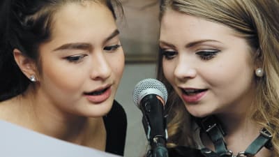 Två deltagare i Dream Academy Norden sjunger.