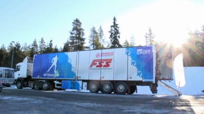 Finlands svenska Skidförbunds vallatrailer på en tävlingsplats