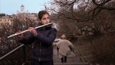 Flicka spelar tvärflöjt