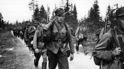 Suomalaisia sotilaita Raatteen tiellä matkalla rajalle.