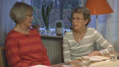 Ritva Sommermark och Raija Lindström diskuterar sin systers öde. 