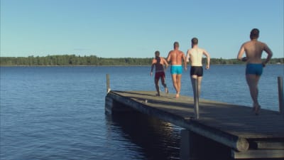 pö hoppar snart i vattnet från bryggan