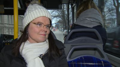 Sirpa Korte sitter i en buss