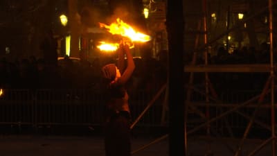 Cirkuskonstnär ordnar eldshow. 