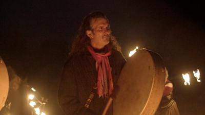 Druidi John Cantwell lyö rumpua. Kuva sarjasta Sami Yaffa - Sound Tracker