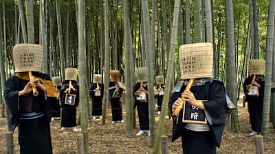 Shakuhachi-huilisteja bambulehdossa Japanissa. Kuva sarjasta Sami Yaffa - Sound Tracker