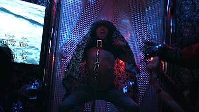 Sami Yaffa innostuu karaokesta Japanissa. Kuva sarjasta Sami Yaffa - Sound Tracker