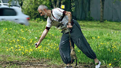 Muusikko ja performanssitaiteilija Vlad Kreimer esiintyy puistossa. Kuva sarjasta Sami Yaffa - Sound Tracker
