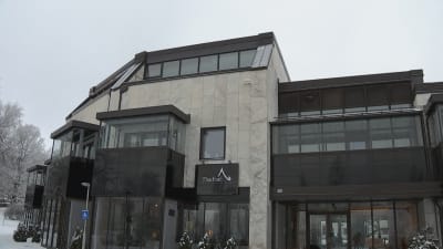 Hus med fasad i lapplandsmarmor och glasbalkonger