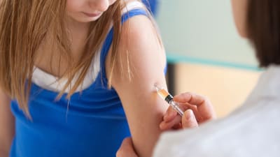 8-åring vaccineras i armen. 