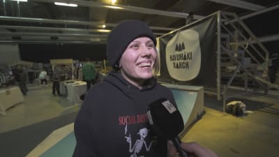 Skateboardåkaren Heini Luotola skrattar.