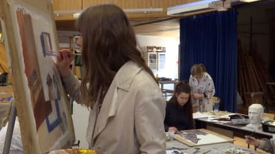 Konststuderande vid Västra Nylands folkhögskola i Karis. 