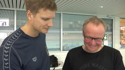 Tränarna Matti Mäki och Jouko Pakarinen diskuterar.