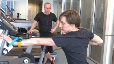 Eevi Bengs tränar armstyrka under Jouko Pakarinens övervakning.