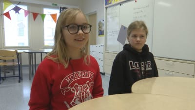 två flickor i skolklass