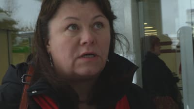 Sari intervjuad av Spotlight utanför Kemi centralsjukhus