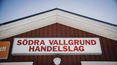 En skylt på den röda butikens vägg där det står "Södra Vallgrund Handelslag".