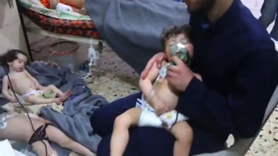 En bild tagen ur Vita hjälmarnas video visar barn som får andas syrgas efter det som sägs ha varit en giftgasattack i Douma på lördag kväll. 