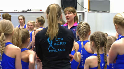 Eija Nevanpää instruerar sina adepter i Lakeuden Taitovoimistelijat.