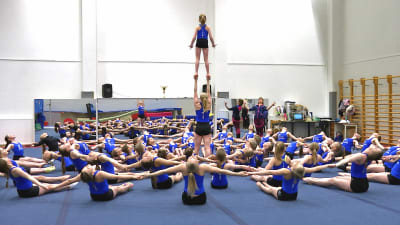 Lakeuden Taitovoimistelijats gymnaster övar sitt uppvisningsprogram.