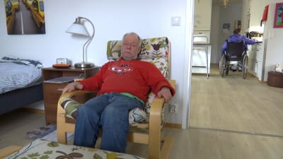 man i stol och person i rullstol