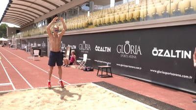 Kristian Bäck hoppar längd på träningsläger i Turkiet.