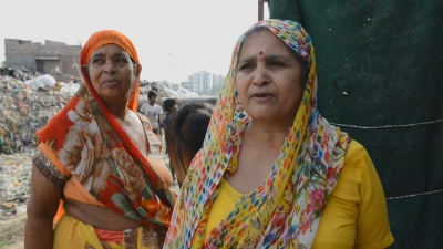Indiska kvinnor i slummen i New Delhi