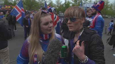 Asta och Tina är isländska supportrar.