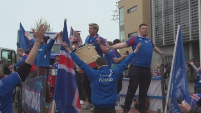 Isländska fans i Reykjavik inför match.