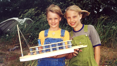 Linda (Michaela Rosenback) och Emma (My Sarén) i Lindas båtsemester, 2002