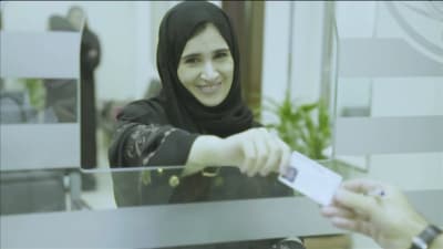 Saudisk kvinna som precis har fått sitt körkort