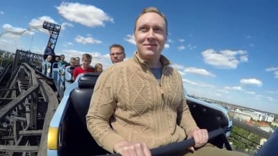 Teppo Mattsson istuu vuoristoradan kyydissä.