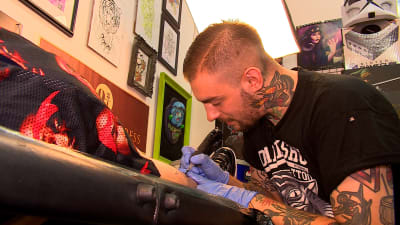 tatueraren Godwell i sin studio i Bryssel