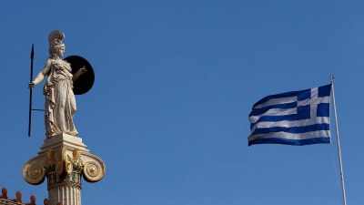 Staty föreställande gudinnan Athena och Greklands flagga. 