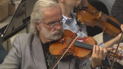Man som spelar violin