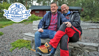 Michael Björklund och Matias Jungar sitter på en bänk