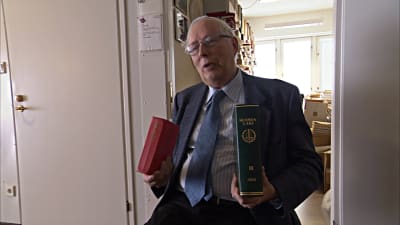 Bibeln kontra lagboken. Emeritusprofessorn i straffrätt Raimo Lahti utanför sitt arbetsrum vid Helsingfors universitet.