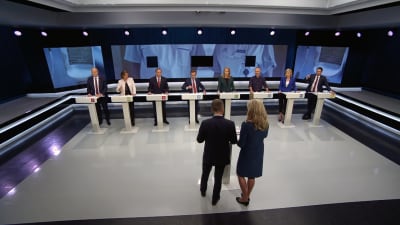 Partiledarna och programvärdarna vid SVT:s partiledardebatt.