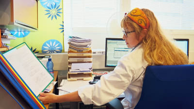 Cancerläkarna skulle behöva mycket mera tid när de möter patienter, och de borde kunna ta emot samma patienter över en längre tid, säger Veera Salminen vid Tammerfors universitetssjukhus.