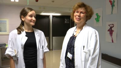 två kvinnor i vita rockar på sjukhus