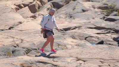 Åländsk kvinna går på klippor
