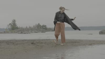Liisa Mendelin dansar på sandstrand