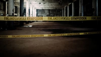 En mörk källare avspärrad med polistejp med texten "Finlandssvenska krimpodden". Bildkollage.