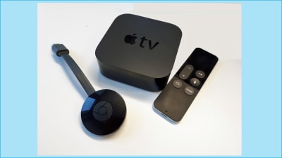 Kaksi mediasoitinta: Chromecast-tikku ja Apple TV -laite, jälkimmäisessä kaukosäädin mukana.